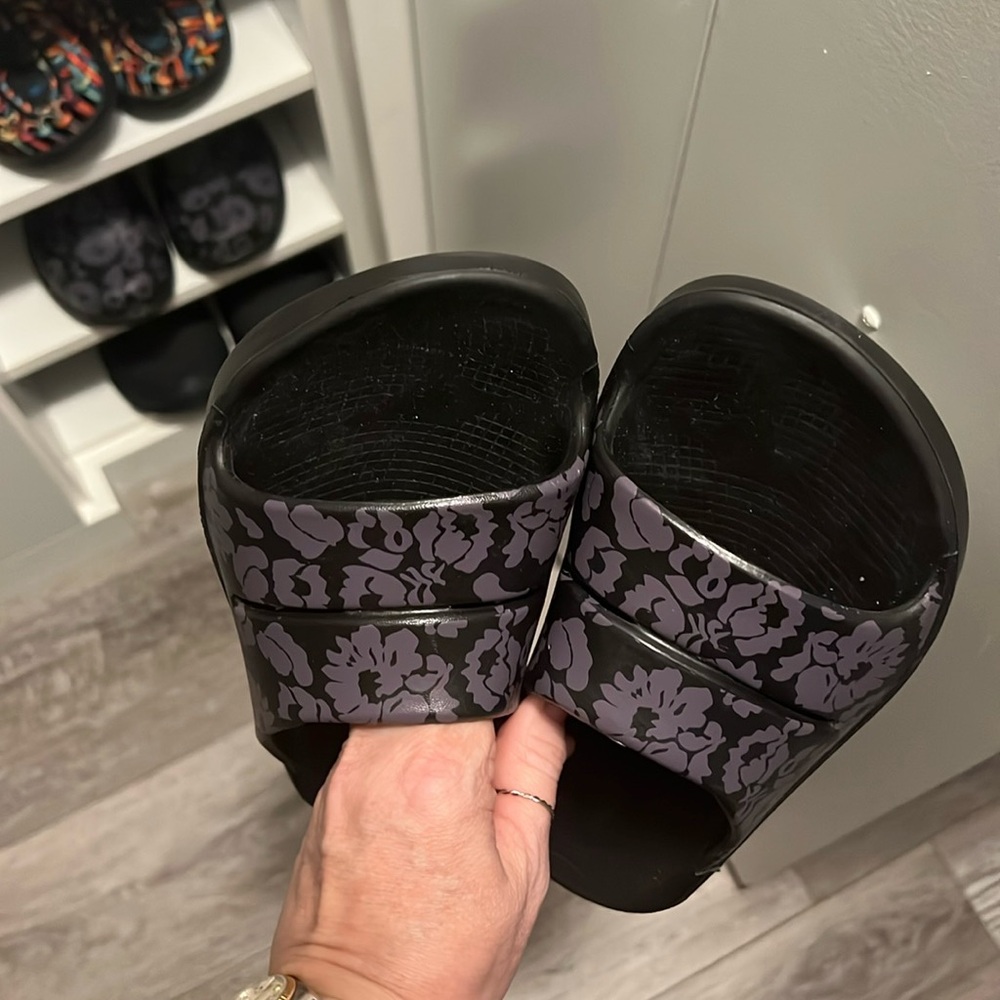 Rare Retired OOFOS Limited Edition MIDNIGHT TROPICS OOfoam Slide Sandals - Picture 3 of 16